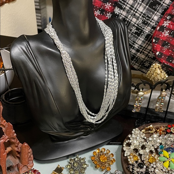 Vintage jewelry show preview 12/16/2025 - Picture 7 of 13